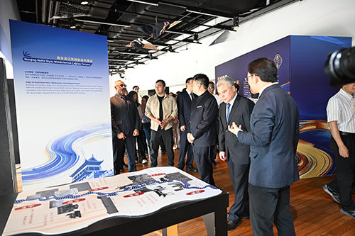 19. Başkonsolos Wei Xiaodong, Hu Kaihong ve Lu Andong sergiyi gezerken.  Kaynak: Nanjing Creative Center